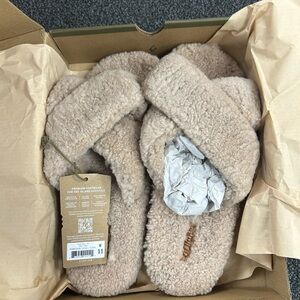 OluKai Hila Heu Tan Slippers